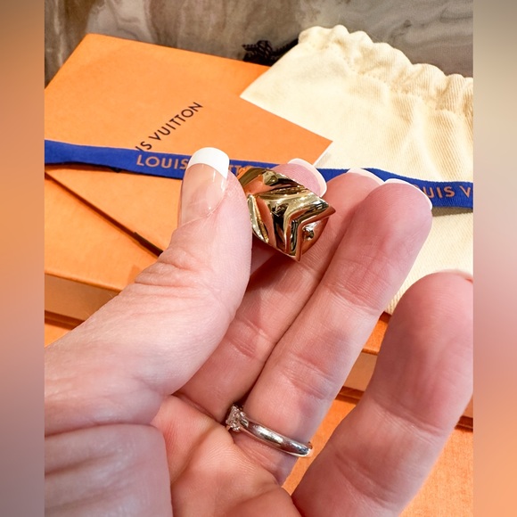 Louis Vuitton Unchain V Gold Tone Ring Size M - Picture 6 of 6
